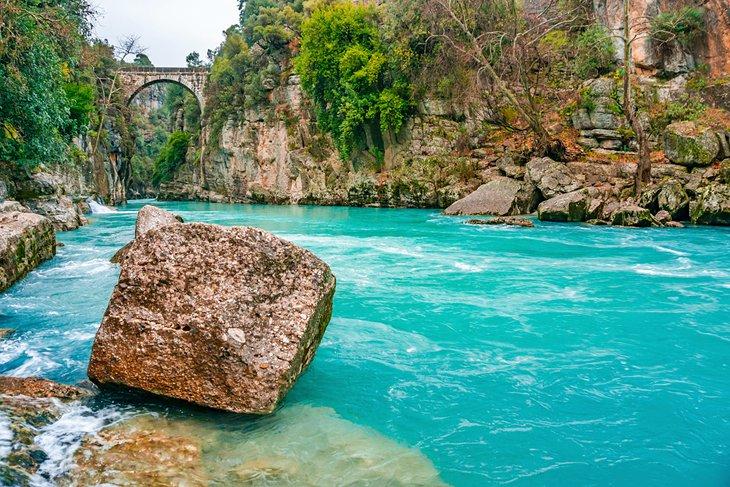 Puente Oluk y las aguas turquesas del río Kopru en el Cañón de Köprülü