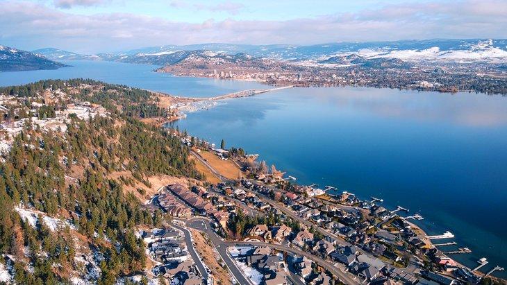 Vue aérienne de Kelowna et du lac Okanagan