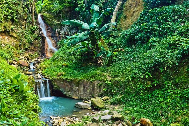 Cascada en el Parque de las Aguas Sulfurosas