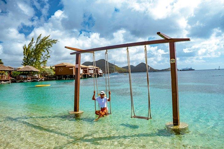 Columpio sobre el agua en Sandals Grande St. Lucia