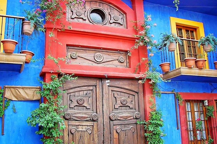 Un colorido edificio en el Barrio Antiguo