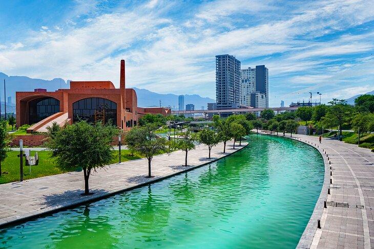 Paseo Santa Lucía en Monterrey, México