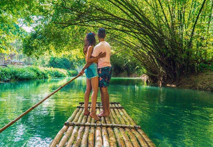 Un couple sur un radeau en bambou sur la rivière Martha Brae