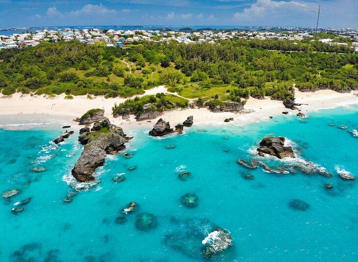 Vista aérea de una hermosa playa en Bermudas