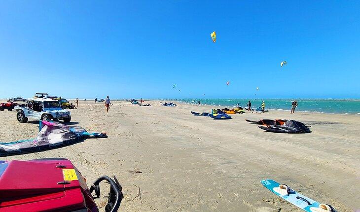 Kiteboarders sur une plage près de Jericoacoara