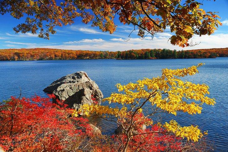 Couleurs d'automne le long d'un lac dans la vallée de l'Hudson