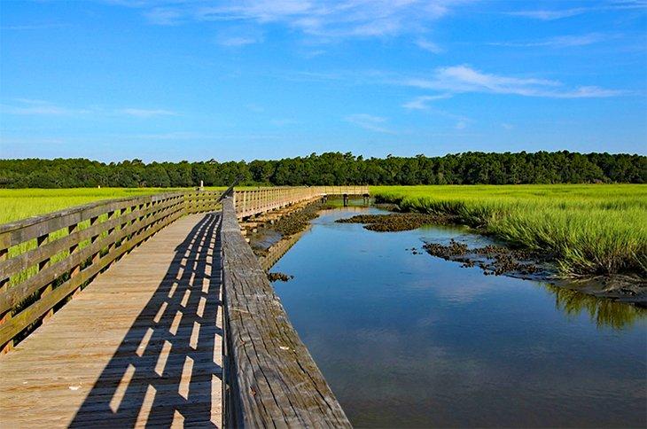 Sentier en bois au Huntington Beach State Park