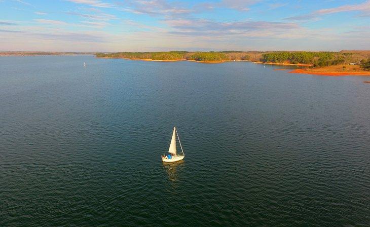 Un bateau naviguant sur le lac Hartwell