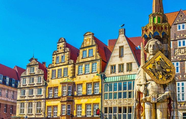 Fachadas coloridas con la estatua de Bremer Roland en Bremen