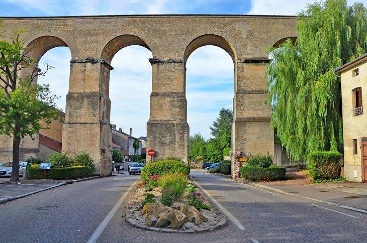 Römisches Aquädukt in Jouy-aux-Arches | <a class="cc16_b" target="_blank" rel="nofollow noopener noreferrer" href="https://www.flickr.com/photos/carolemage/">Carole Raddato</a> / Foto modifiziert