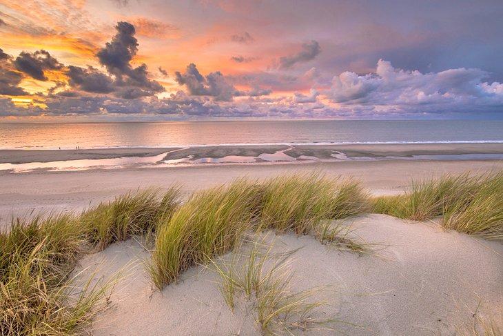 Dunes de sable au coucher du soleil en Zeeland
