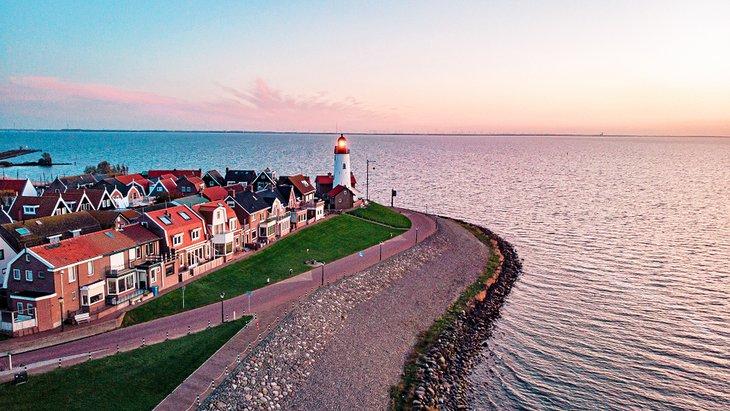 Vue aérienne du village d'Urk sur le lac Ijsselmeer