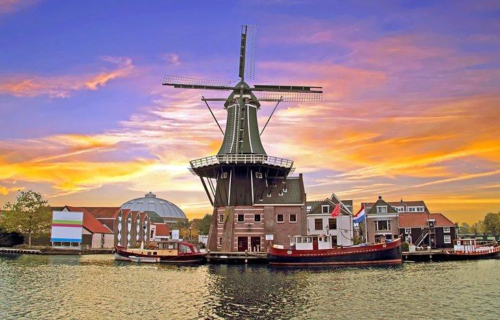Moulin à vent au coucher du soleil à Haarlem