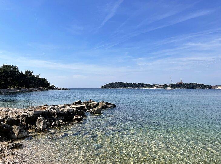 Vue de la plage de Lone Bay