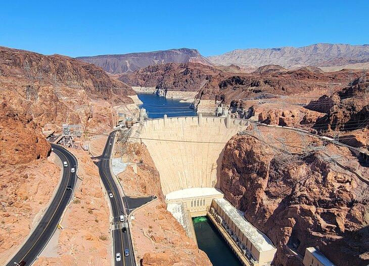 Vista sobre la presa Hoover y la planta de energía