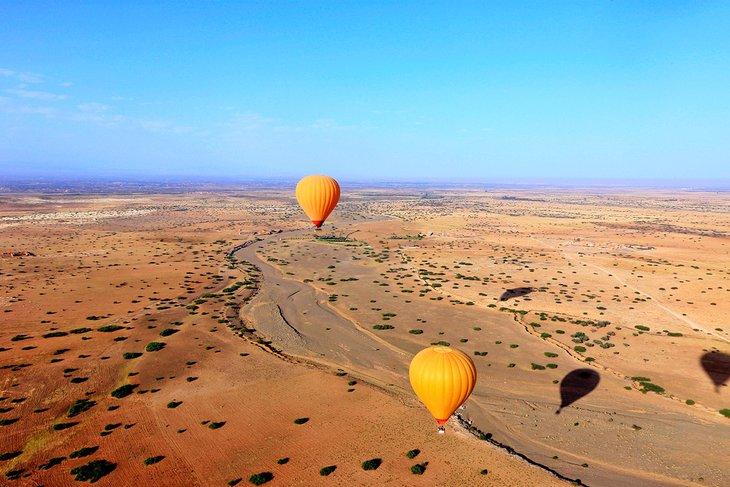 Des montgolfières survolent le plateau aride entourant Marrakech