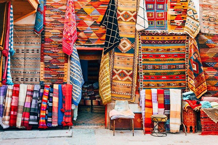 Un magasin de tapis coloré dans un souk de médina