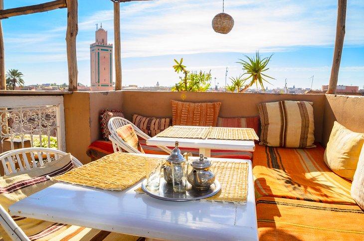 Terrasse d'un hôtel riad de la médina