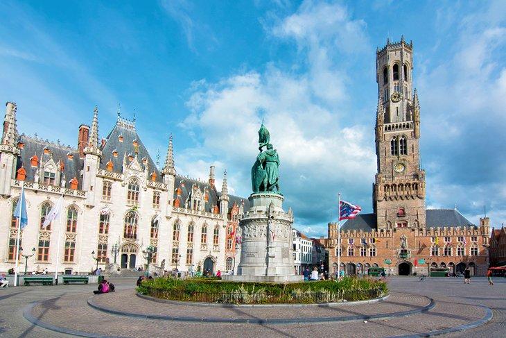 Halle de Brujas y Campanario