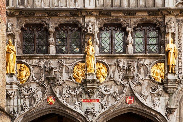 Fachada dorada de la Basílica de la Sangre Santa