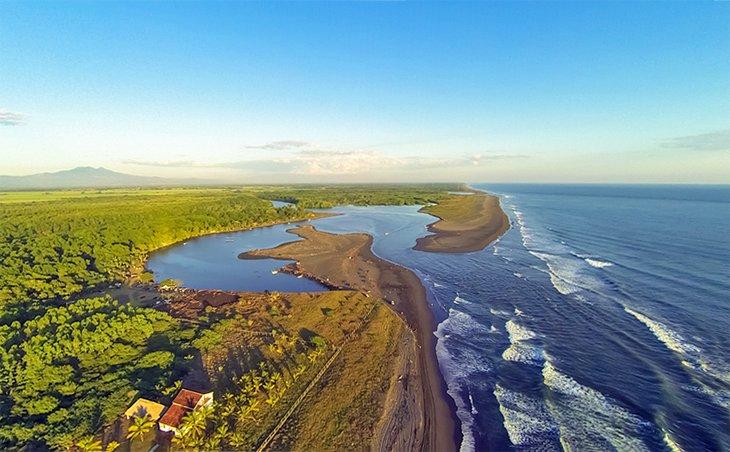 Luftaufnahme des Monterrico-Strandes