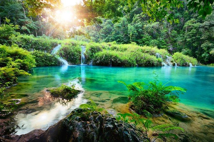Wasserfälle bei Semuc Champey bei Sonnenuntergang