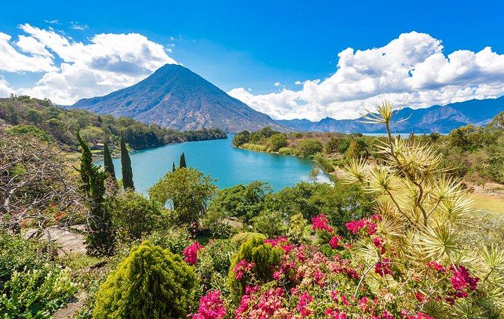 Lake Atitlan mit dem San Pedro Vulkan in der Ferne