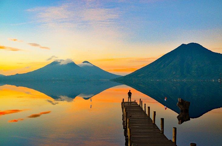 Lake Atitlan bei Sonnenaufgang