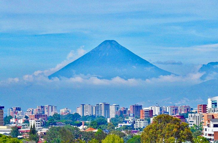 Guatemala-Stadt und der Vulkan Fuego