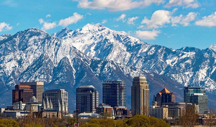 Skyline von Salt Lake City mit dem Wasatch-Gebirge im Hintergrund
