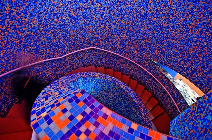 Escalier multicolore au Groninger Museum