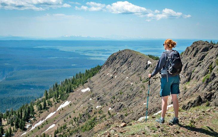 Ein Wanderer genießt die Aussicht vom Mount Washburn