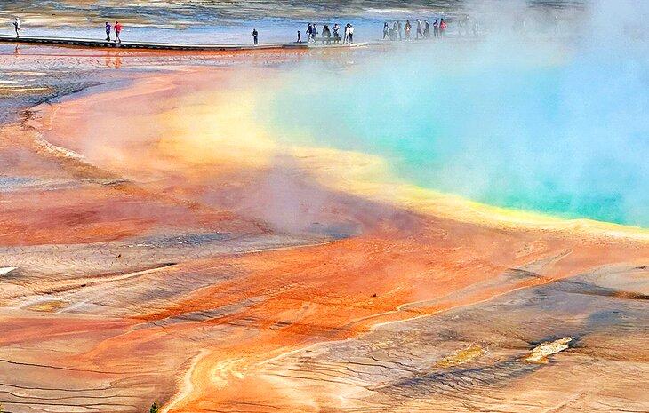 Midway Geyser Basin, Grand Prismatic Spring und Holzsteg