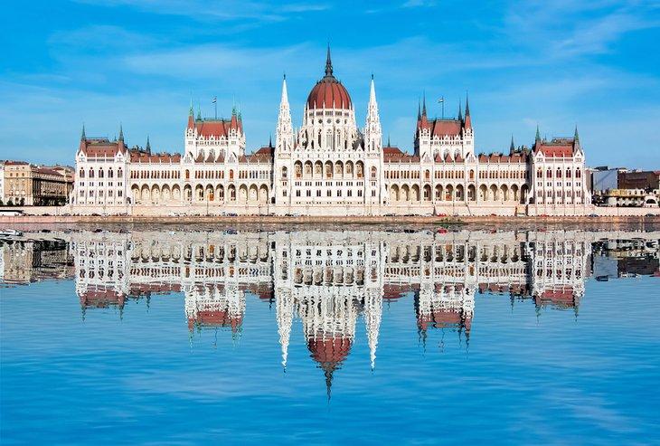 Ungarisches Parlamentsgebäude, das sich in der Donau widerspiegelt