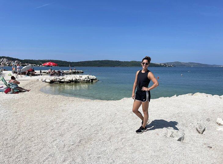Autorin Meagan Drilinger am Strand von Okrug Gornji