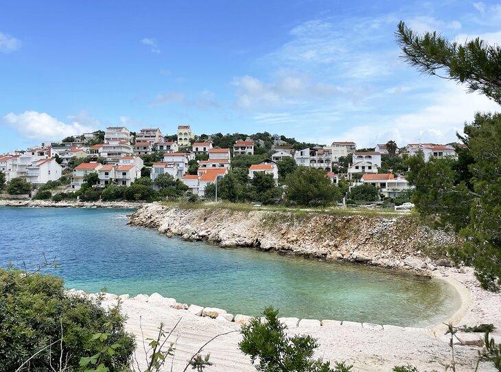 Strand Kava und Stadt