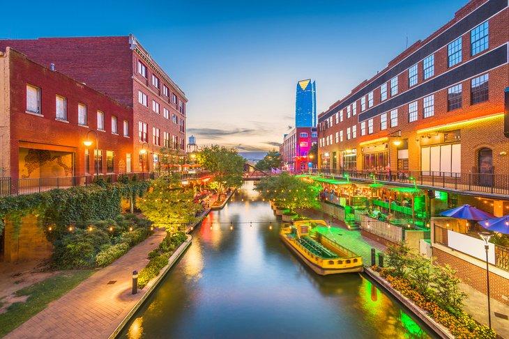 Bricktown al atardecer en Oklahoma City
