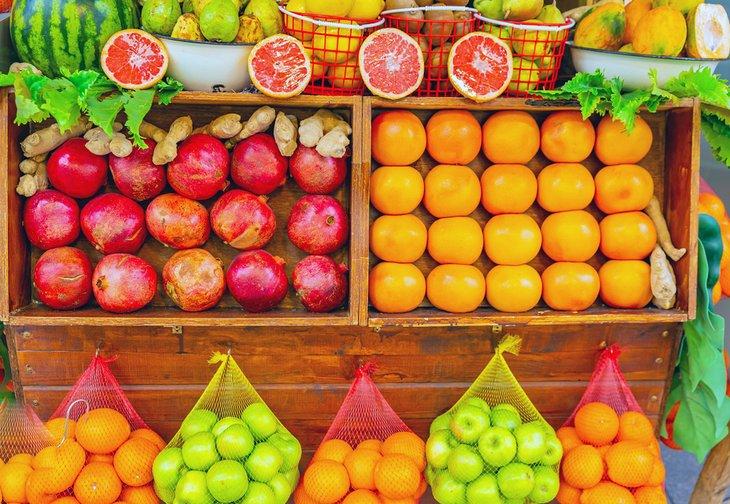 Frutas frescas a la venta en el Mercado Carmel