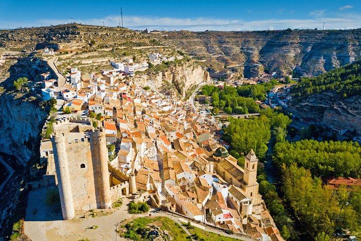 Village d'Alcala del Jucar au-dessus des gorges du Jucar