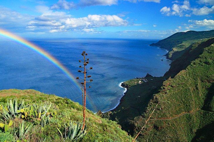 Arc-en-ciel au-dessus de la côte de La Palma