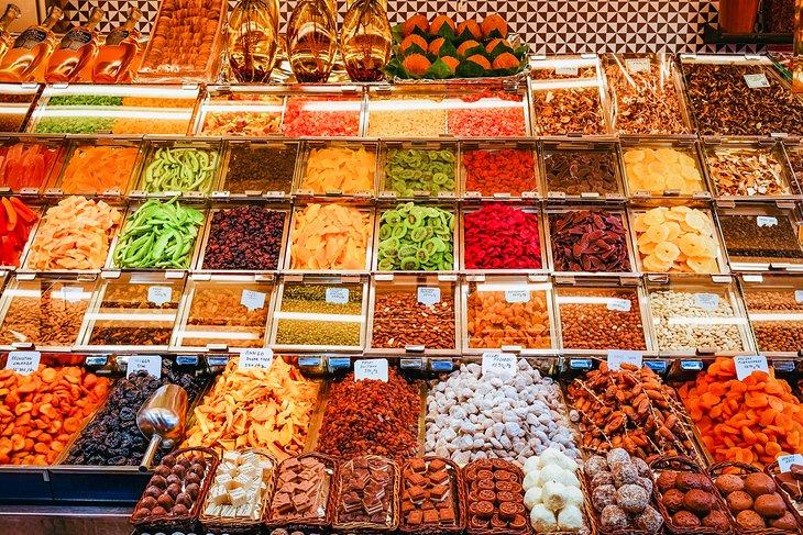 Produits alimentaires à vendre à La Boqueria à Barcelone