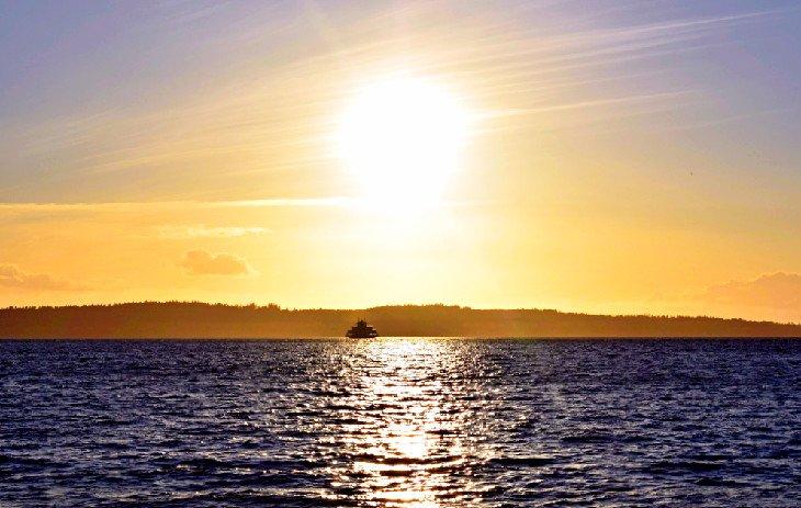 Île Anderson au loin au coucher du soleil