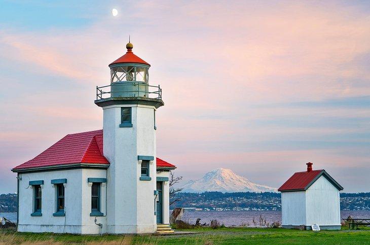 Phare Point Robinson avec le Mont Rainier au loin