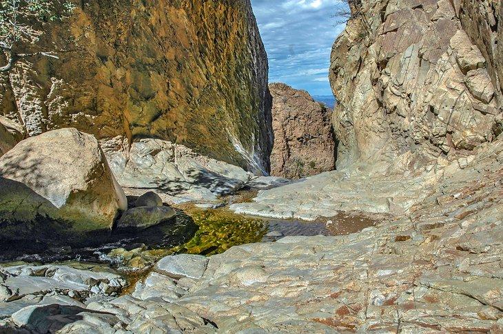 En la parte superior de la caída del Window Trail en Big Bend National Park