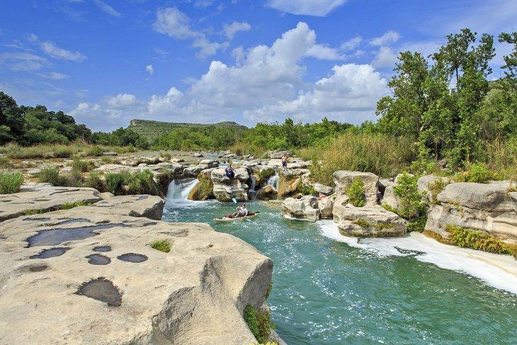 Kayakistas en Dolan Falls