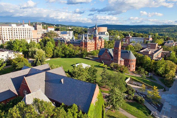 Vista sobre la Universidad de Cornell en Ithaca