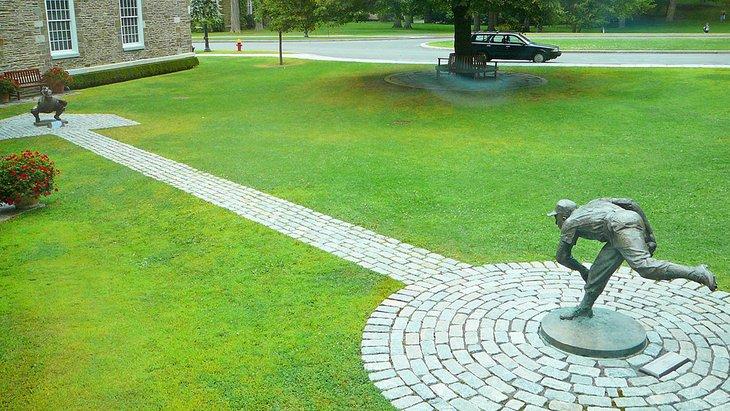 Estatuas de lanzador y receptor en el Salón de la Fama del Beisbol Nacional, Cooperstown