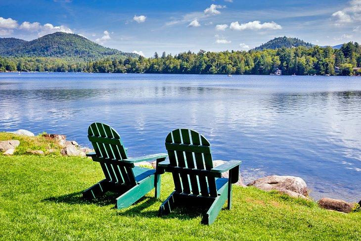 Sillas Adirondack en la orilla del Lago Mirror, Lake Placid