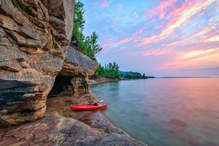 Kajak auf dem Lake Superior nahe Munising, Michigan