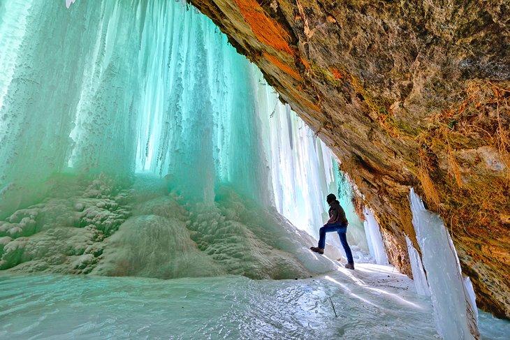 Munising Caves mit dramatischem Eis im Winter